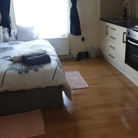 Beautiful Studio Flat Close To Central Apartment