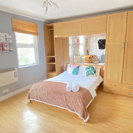 Apartment Centre Chic In London