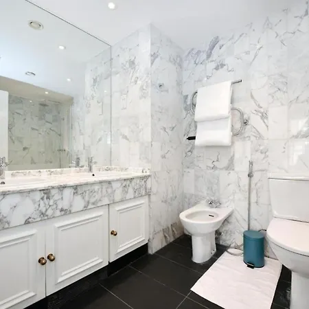Charming 3-bed In Central Apartment *