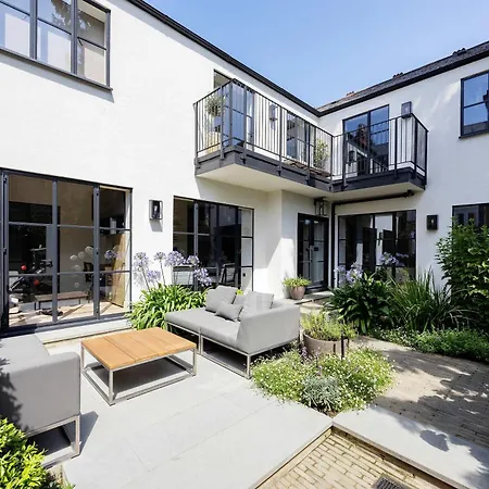 Veeve - Courtyard Oasis London