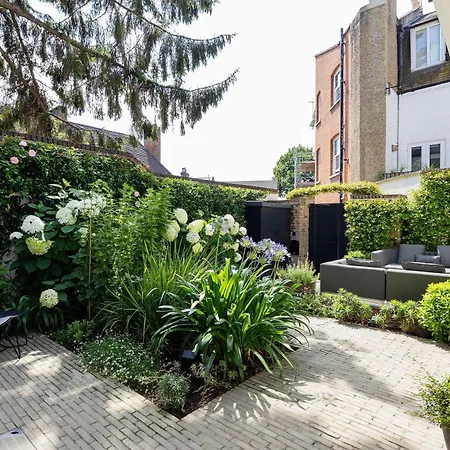 Veeve - Courtyard Oasis