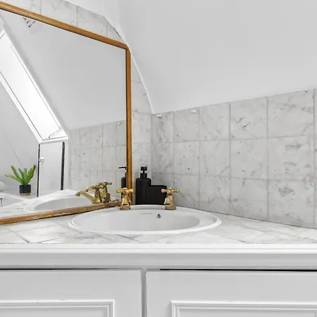 Quvah Apartment London