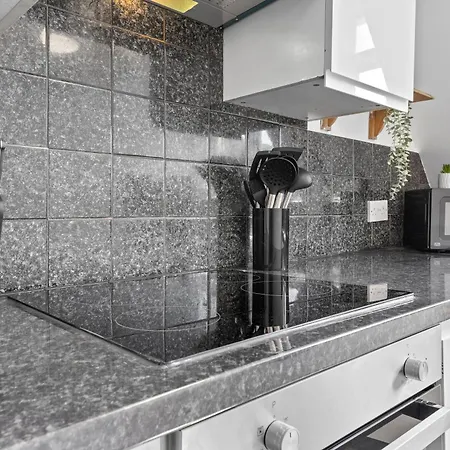 Quvah Apartment London