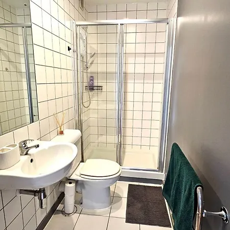 Roof Terrace, 2-bed 2-bath, Stoke Newington Apartment *
