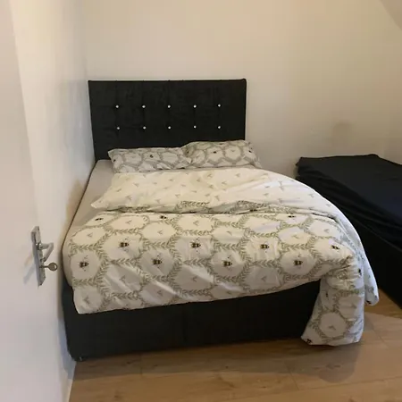 Bed and breakfast At Apex House Dagenham