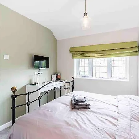 By Buildersbeds - Colne House 4 Bedrooms Holiday home Harold Wood
