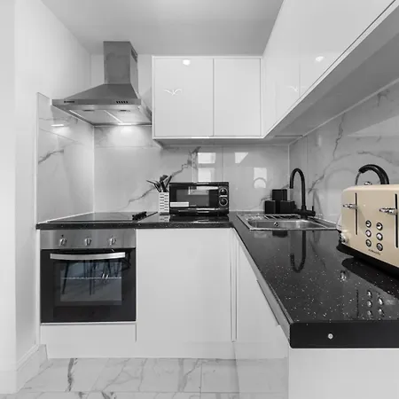 1b Flat, Sleeps 5 In Finchley Tw18 * London