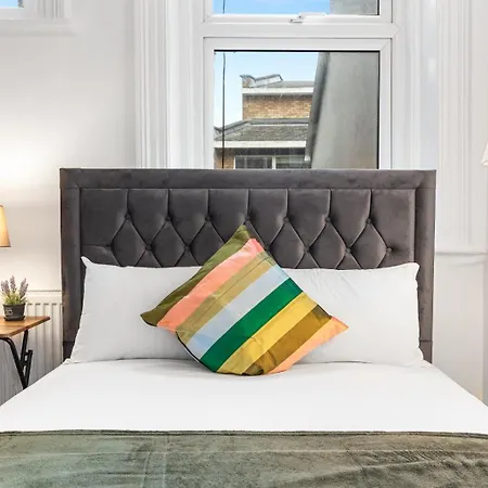 1b Flat, Sleeps 5 In Finchley Tw18 Apartment