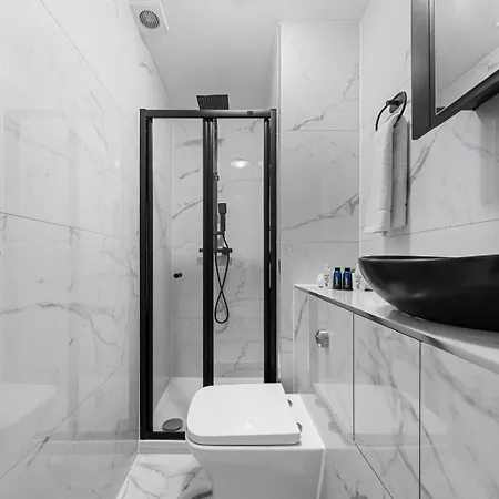 Apartment 1b Flat, Sleeps 5 In Finchley Tw18 *