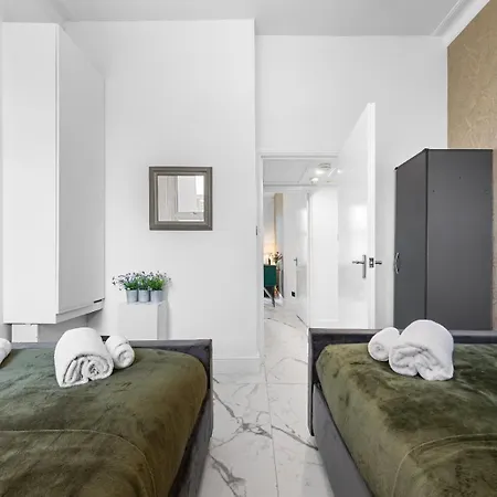 Apartment 1b Flat, Sleeps 5 In Finchley Tw18 *