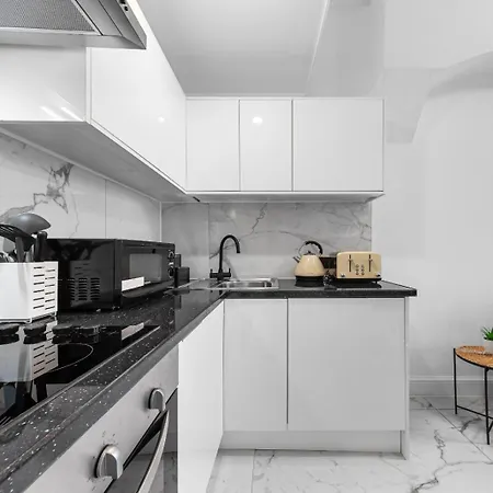 1b Flat, Sleeps 5 In Finchley Tw18 * London