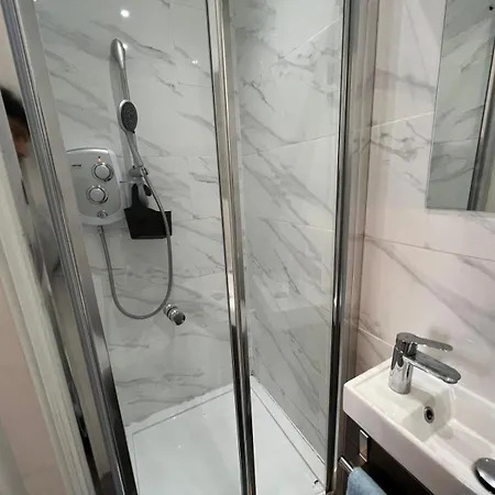 Small Flat Uxbridge Road Apartment *