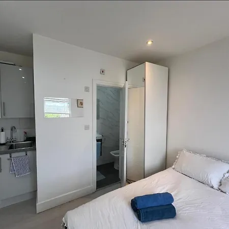Small Flat Uxbridge Road *