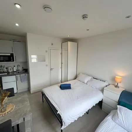 Small Flat Uxbridge Road *