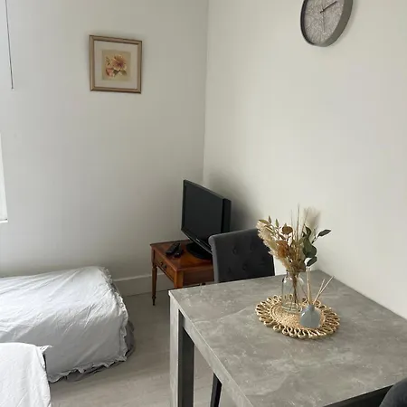 Small Flat Uxbridge Road Apartment