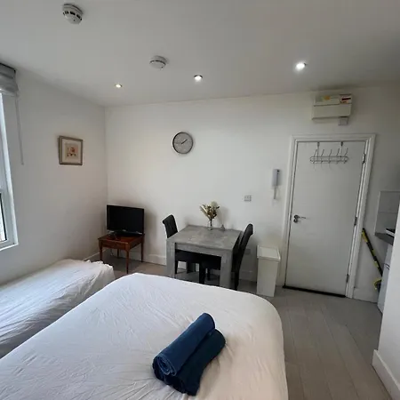 Apartment Small Flat Uxbridge Road