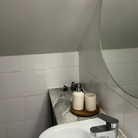 I Bedroom Flat On A Gated Farm In Tadworth Apartment *