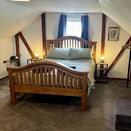 I Bedroom Flat On A Gated Farm In Tadworth Apartment Purley