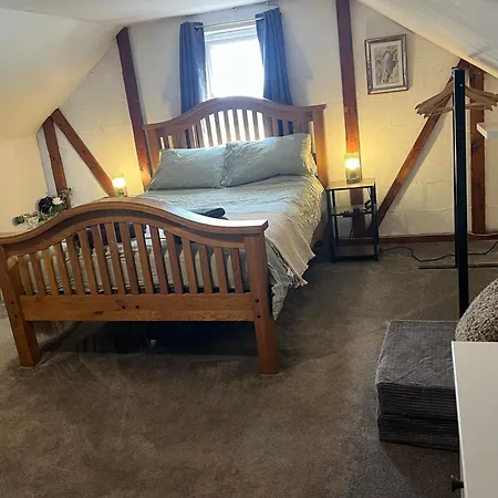 Apartment I Bedroom Flat On A Gated Farm In Tadworth Purley
