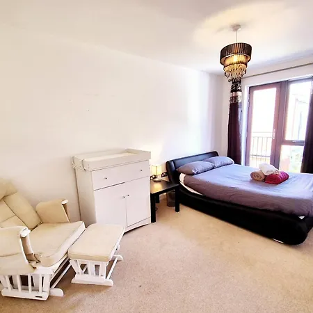Explore London: 2 Bedroom House In Wood * London