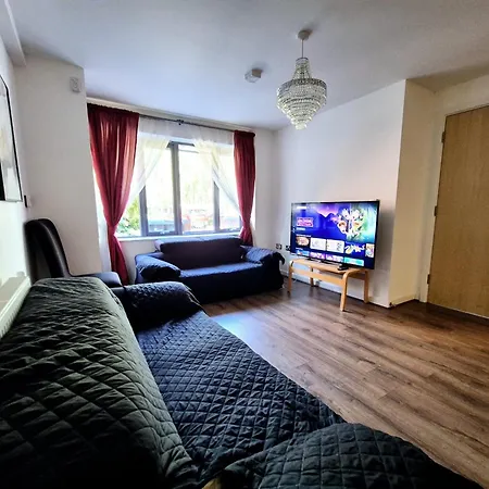 Explore London: 2 Bedroom House In Wood