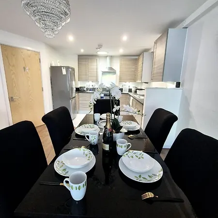 Explore London: 2 Bedroom House In Wood Holiday home
