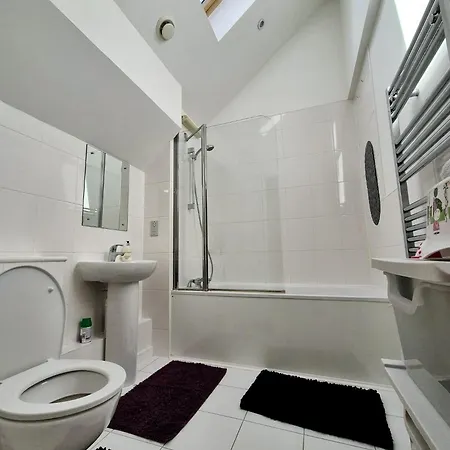 Explore London: 2 Bedroom House In Wood Holiday home London