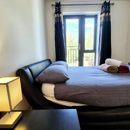 Explore London: 2 Bedroom House In Wood *