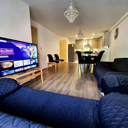 Explore London: 2 Bedroom House In Wood * London