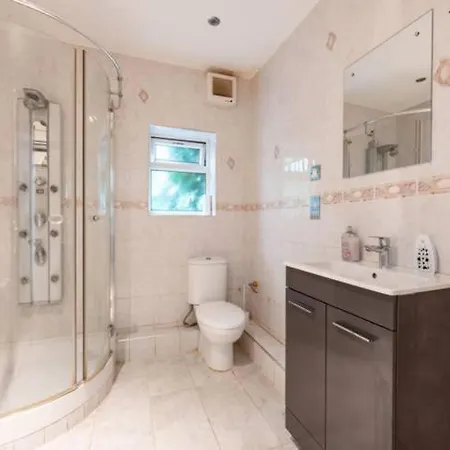 Modern Spacious 4-bed House * London