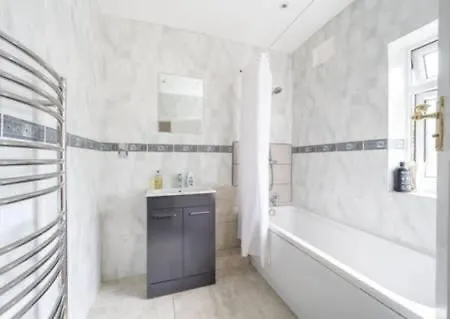 Modern Spacious 4-bed House Apartment *
