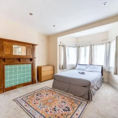 Modern Spacious 4-bed House * London