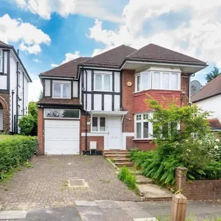 Modern Spacious 4-bed House