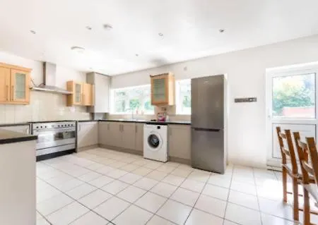 Modern Spacious 4-bed House Apartment London