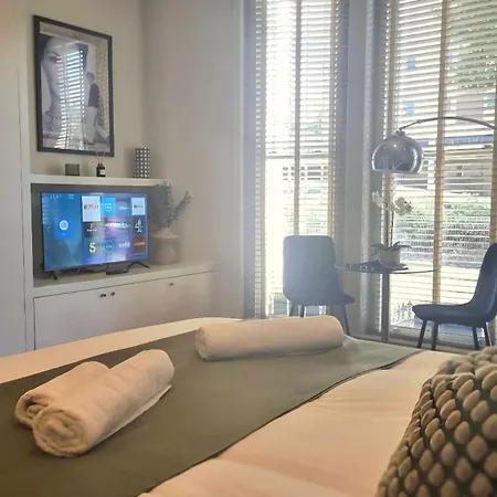 Notting Hill - The One One One! -1 * London