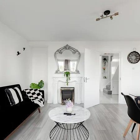 Apartment 3br Off A13 , Sleeps 6, 2mins To Langdon Dlr,free Parking *