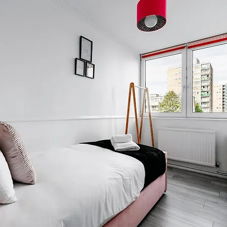 3br Off A13 , Sleeps 6, 2mins To Langdon Dlr,free Parking Apartment London