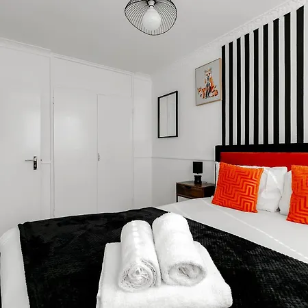 3br Off A13 , Sleeps 6, 2mins To Langdon Dlr,free Parking * London