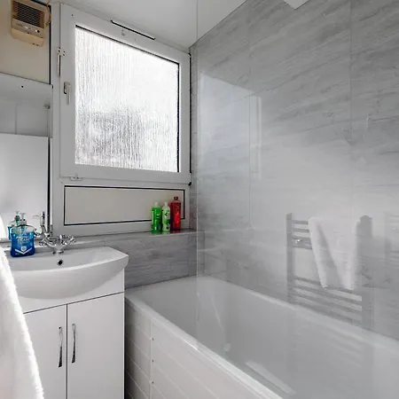 Apartment 3br Off A13 , Sleeps 6, 2mins To Langdon Dlr,free Parking