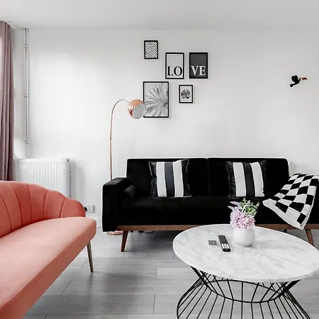 3br Off A13 , Sleeps 6, 2mins To Langdon Dlr,free Parking London