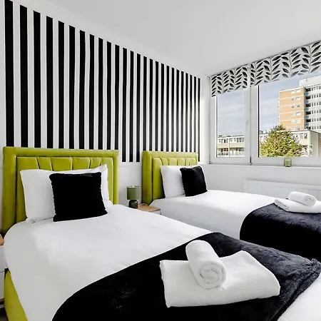 3br Off A13 , Sleeps 6, 2mins To Langdon Dlr,free Parking Apartment