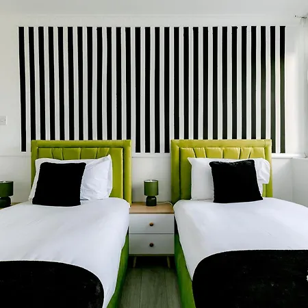 3br Off A13 , Sleeps 6, 2mins To Langdon Dlr,free Parking Apartment *