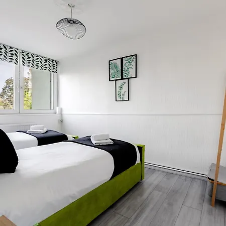 Apartment 3br Off A13 , Sleeps 6, 2mins To Langdon Dlr,free Parking London