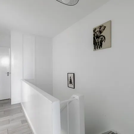 3br Off A13 , Sleeps 6, 2mins To Langdon Dlr,free Parking *