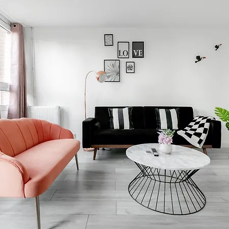 Apartment 3br Off A13 , Sleeps 6, 2mins To Langdon Dlr,free Parking