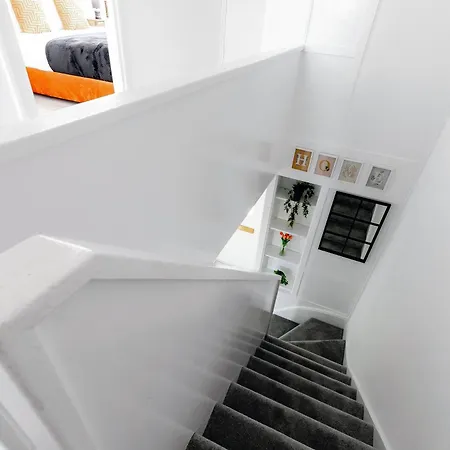 Apartment 3br Off A13 , Sleeps 6, 2mins To Langdon Dlr,free Parking *