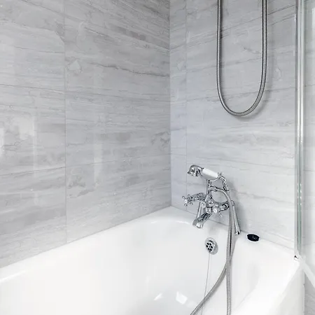 Apartment 3br Off A13 , Sleeps 6, 2mins To Langdon Dlr,free Parking *