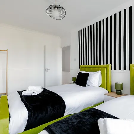 3br Off A13 , Sleeps 6, 2mins To Langdon Dlr,free Parking London