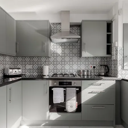 Apartment 3br Off A13 , Sleeps 6, 2mins To Langdon Dlr,free Parking