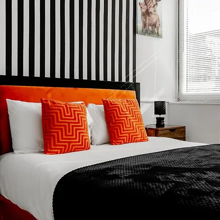 Apartment 3br Off A13 , Sleeps 6, 2mins To Langdon Dlr,free Parking *